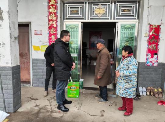 益陽(yáng)市生態(tài)環(huán)境局大通湖分局班子成員帶領(lǐng)鄉(xiāng)村振興幫扶人員開展“迎新春送溫暖”慰問(wèn)活動(dòng)