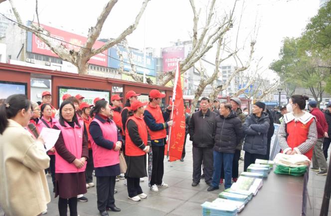 這些法，你需要知道！爭做文明先行者，共創(chuàng)九江文明城——九江市生態(tài)環(huán)境局聯(lián)合市婦聯(lián)、巾幗志愿者協(xié)會結(jié)合創(chuàng)文開展普法宣傳